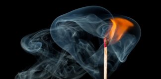 Jak kąt wyprzedzenia zapłonu wpływa na przebieg spalania w silniku ZI?